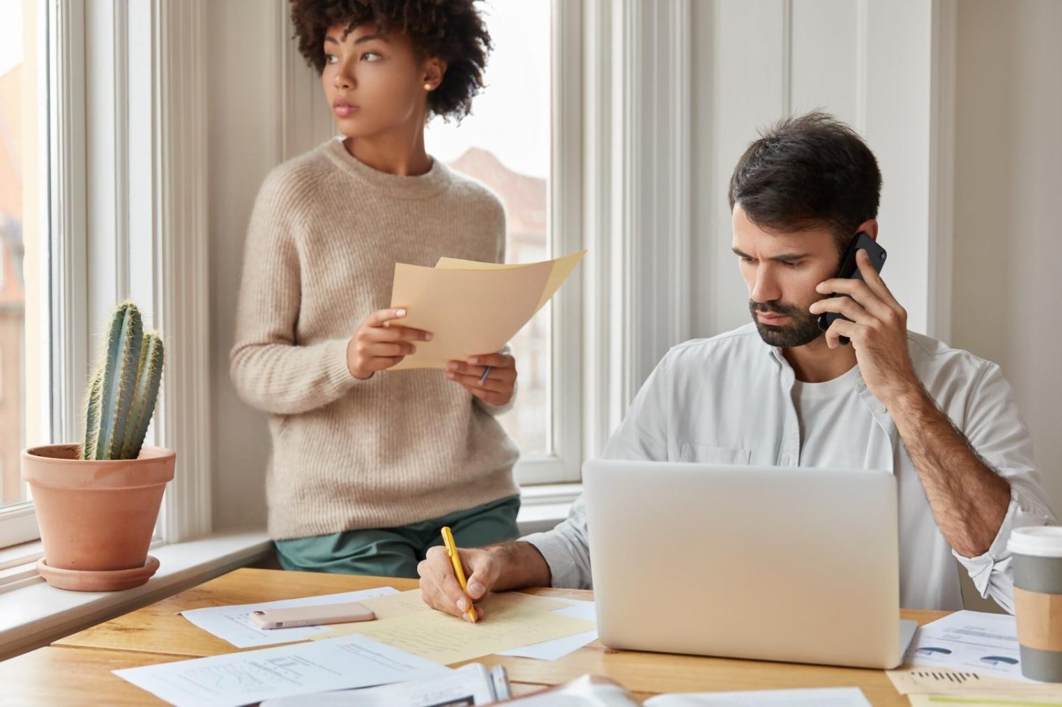 Arbeitsplatz mit Finanzunterlagen und Laptop